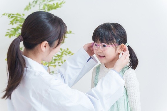 子供の近視管理用眼鏡を眼科で調整・フィッティングする様子