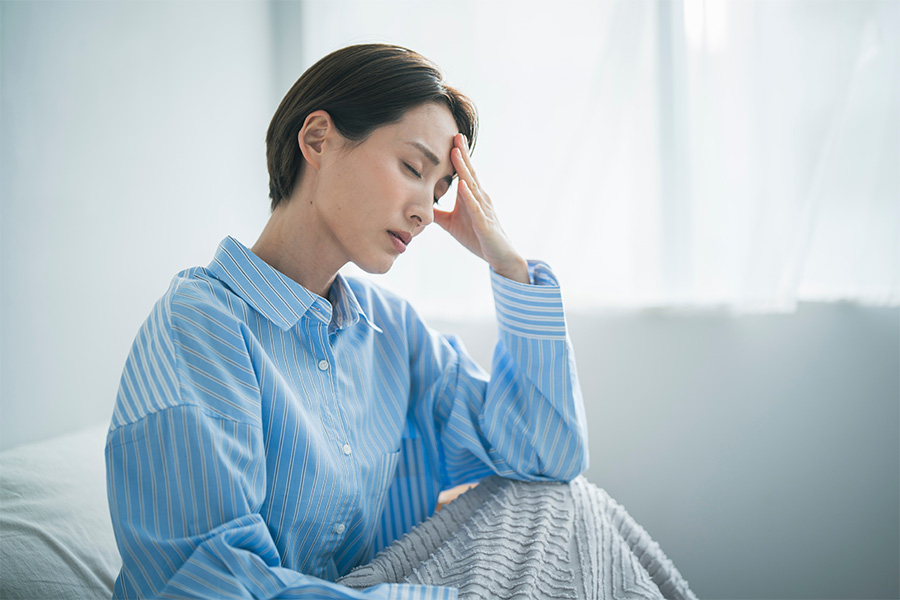 パソコン作業で脳や自律神経に負担がかかり疲労しているイメージ